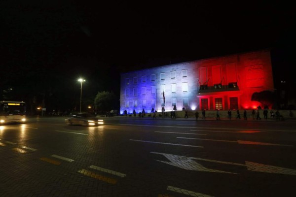 El mundo se iluminan por Francia