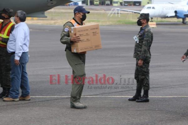 La llegada de las primeras vacunas contra el covid-19 a Honduras en fotos