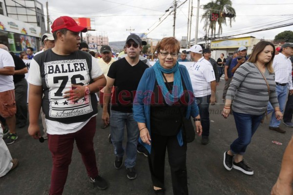 Gremios y sociedad civil marchan molestos tras cancelación de la Maccih