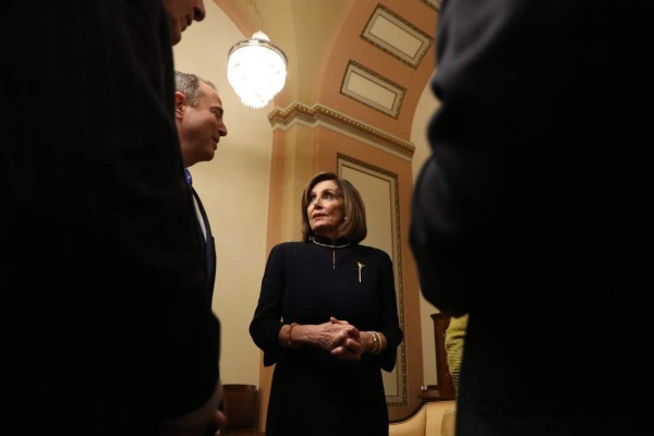 El rostro de satisfacción de Nancy Pelosi tras aprobar juicio político a Donald Trump