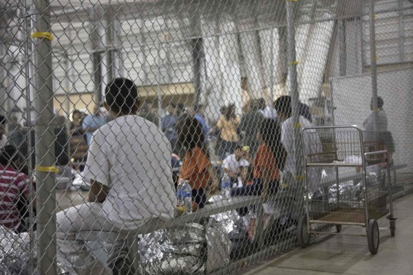 Tras enormes rejas permanecen 'como prisioneros' los niños migrantes separados de sus padres en EEUU