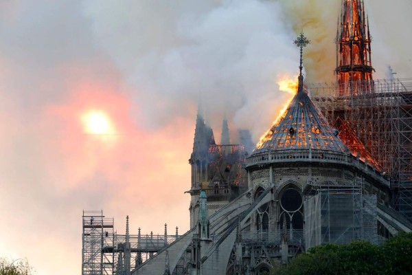 Las impactantes imágenes del pavoroso incendio de la catedral de Notre Dame de París