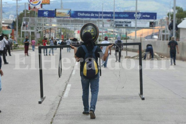 Las imágenes que no viste de la batalla campal entre el MEU y policías