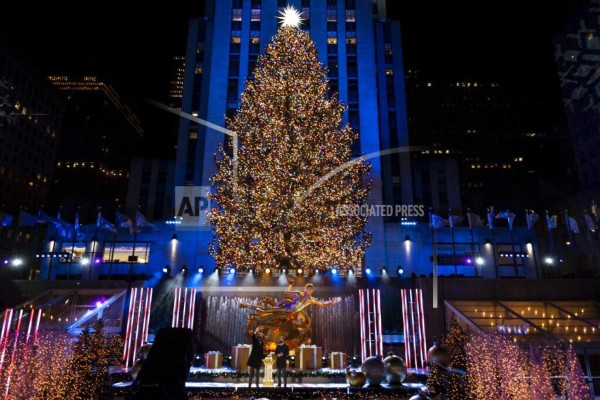 Coloridas luces tratan de darle algo de brillo a una Navidad que será muy distinta