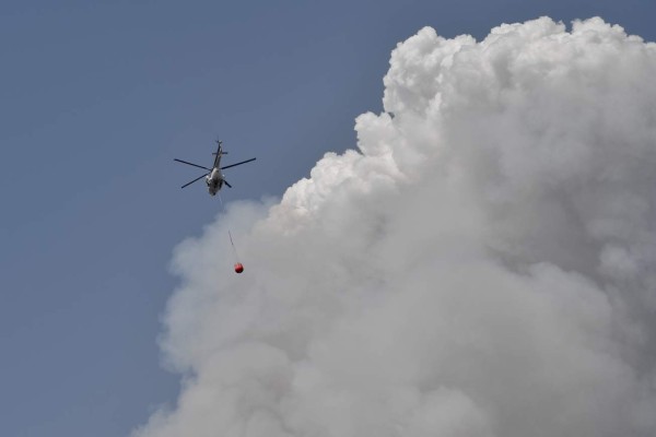 Así avanzan los incendios descomunales que devoran pueblos en Grecia