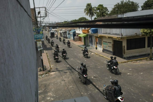 Como zona de guerra quedó Venezuela tras violentas protestas por ingreso de ayuda humanitaria