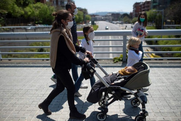 Salida de menores y apertura de bares: desconfinamiento gradual en España