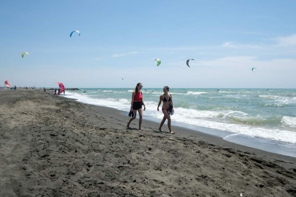 Cansados del encierro miles en el mundo buscan las playas y parques (FOTOS)