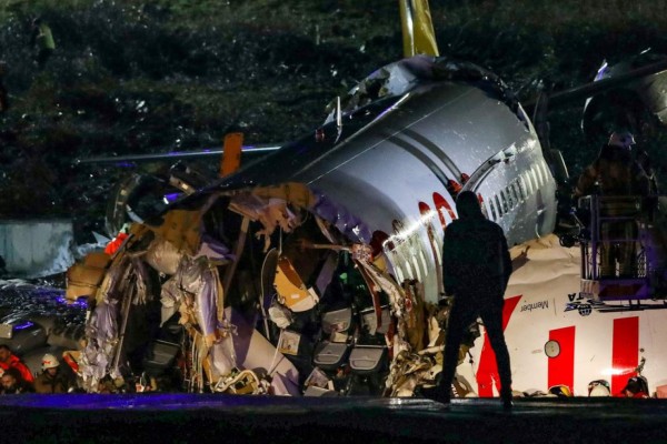 Las fotos del avión que se partió en tres en Turquía; hay 157 heridos