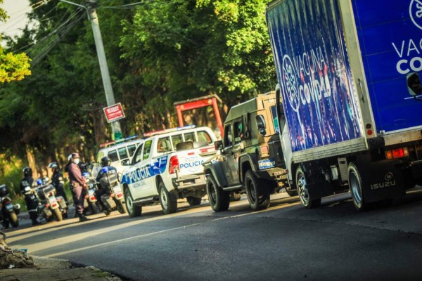 FOTOS: Así fue el traslado de 34 mil vacunas donadas por El Salvador