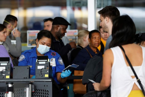 Suspensión de vuelos y aeropuertos llenos de viajeros ante alarma por coronavirus (FOTOS)