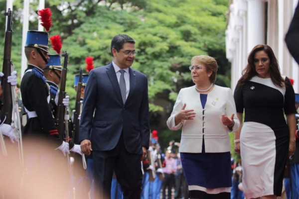 Ana García de Hernández se luce con hermoso y tallado vestido durante visita de Bachelet