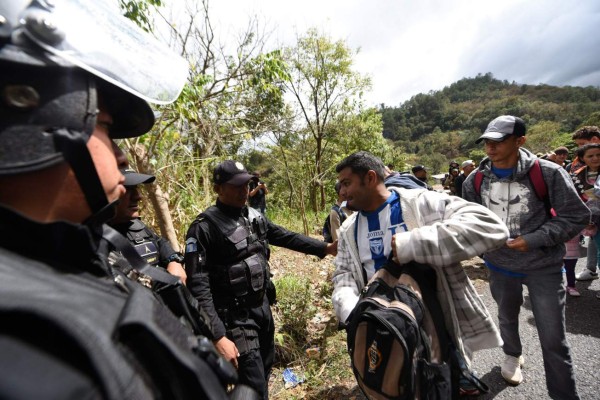 La angustia, el frío y hambre golpean a los migrantes de la caravana en la frontera de Honduras con Guatemala