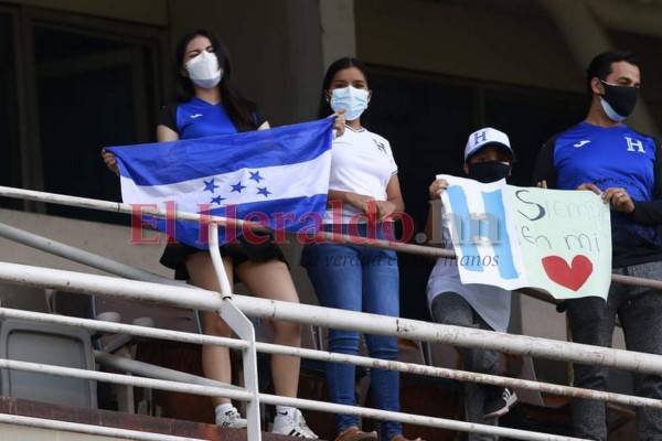 Ambientazo se vive en el duelo entre Honduras vs El Salvador (FOTOS)