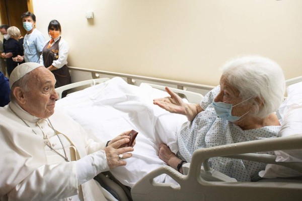 El papa Francisco visita a los demás pacientes mientras se recupera en el hospital