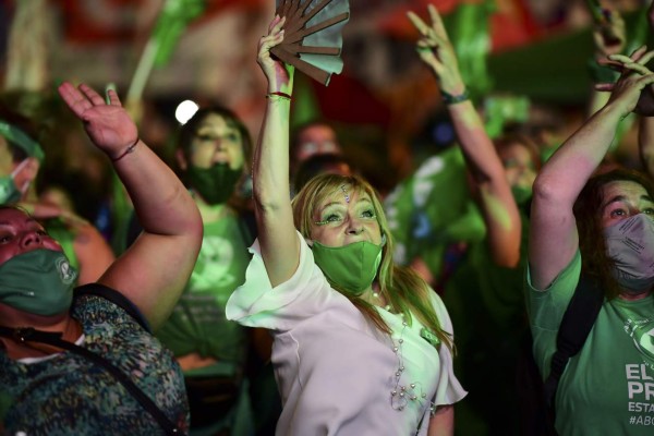 Entre llanto y gritos, Argentina reacciona ante legalización del aborto (FOTOS)