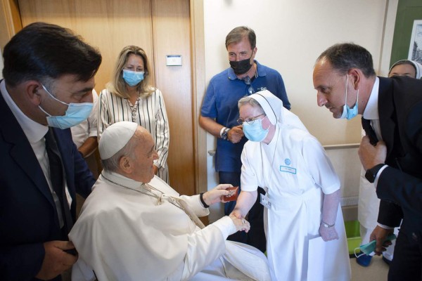 El papa Francisco visita a los demás pacientes mientras se recupera en el hospital