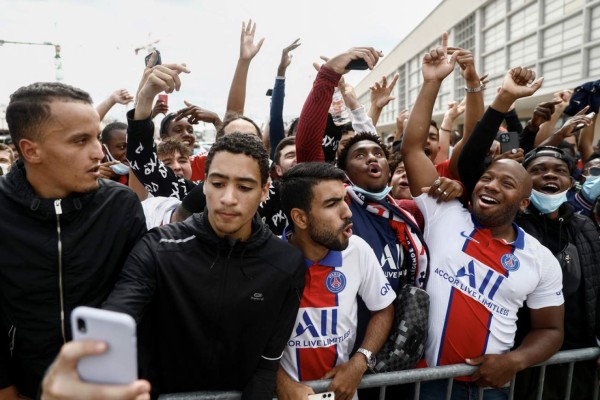 Algarabía y emoción tras llegada de Lionel Messi a París (FOTOS)