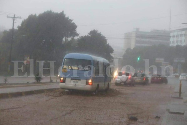 Fotos: Fuertes lluvias azotaron calles y avenidas de la capital de Honduras