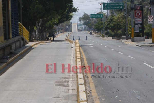 Espectaculares fotos de la quietud que envuelve la capital cerrada por la pandemia