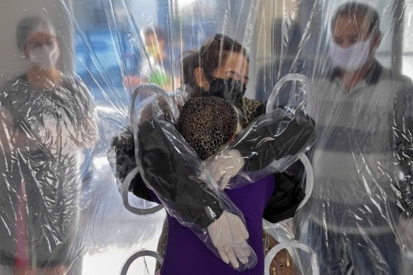 FOTOS: El ingenioso invento para que abuelitos reciban amor en la pandemia