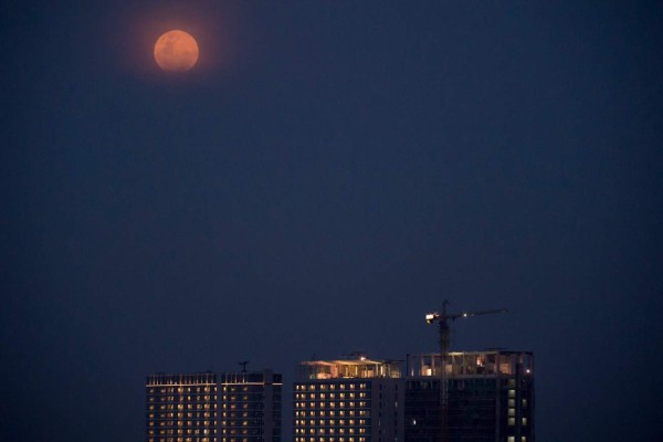 Así se vio la superluna 'azul de sangre' al otro lado del mundo, un espectáculo en el cielo