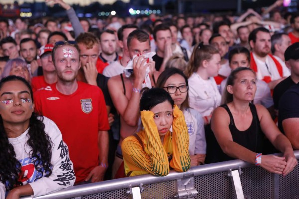 FOTOS: El llanto de las bellas aficionadas de Inglaterra tras la derrota ante Croacia en el Mundial