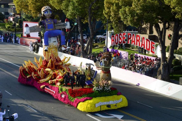 Con carrozas florales y animalistas, sorprende una vez más el Desfile de las Rosas 2022