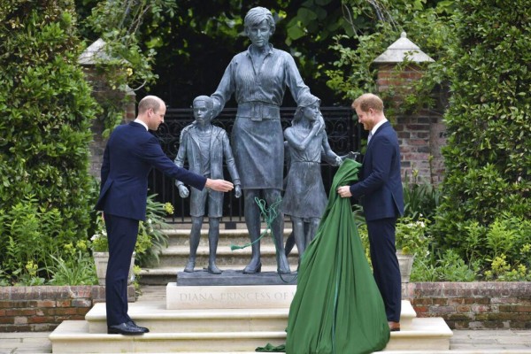 Así es la estatua de Lady Di develada en honor a su 60 aniversario (FOTOS)