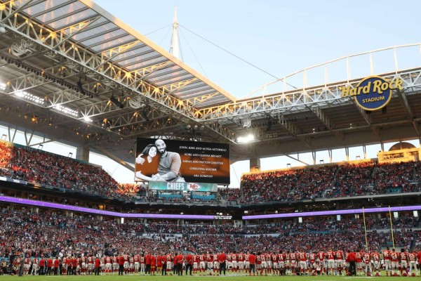 FOTOS: Previo al Super Bowl, rinden homenaje a Kobe y Gigi Bryant