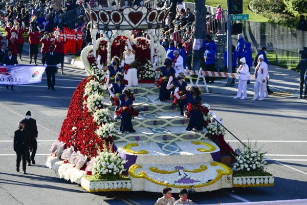 Con carrozas florales y animalistas, sorprende una vez más el Desfile de las Rosas 2022