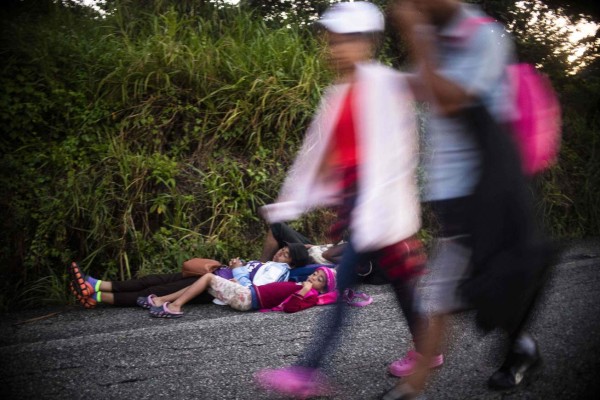 FOTOS: Cae la noche y los migrantes se preparan para dormir en el duro asfalto de México