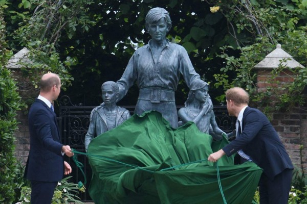 Así es la estatua de Lady Di develada en honor a su 60 aniversario (FOTOS)