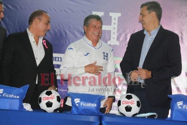 Sonrisas, promesas y preguntas: así fue la presentación de 'Bolillo' Gómez en Honduras