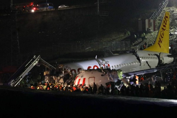 Las fotos del avión que se partió en tres en Turquía; hay 157 heridos