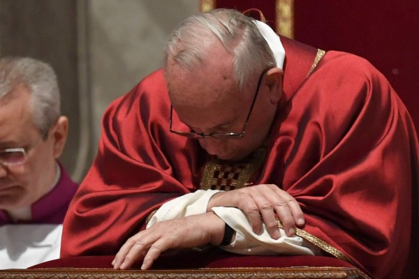 Papa Francisco conmemora la Pasión de Cristo postrado el Viernes Santo