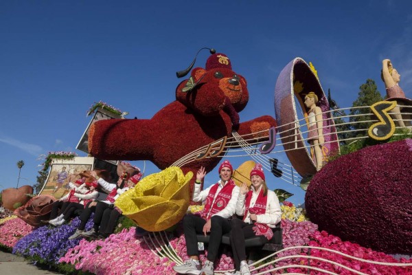 Con carrozas florales y animalistas, sorprende una vez más el Desfile de las Rosas 2022