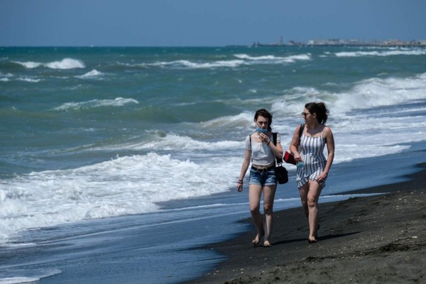 Cansados del encierro miles en el mundo buscan las playas y parques (FOTOS)