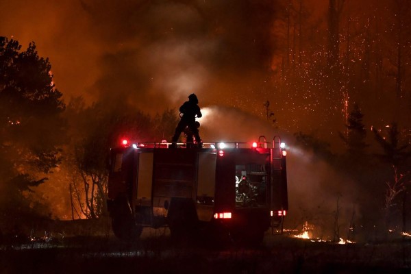 Así avanzan los incendios descomunales que devoran pueblos en Grecia