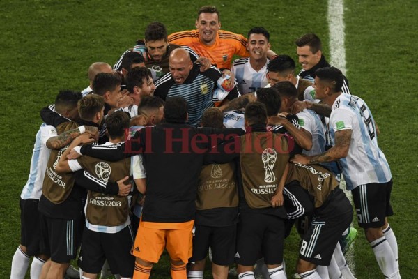 Rusia 2018: Los abrazos de Messi, Marcos Rojo y toda la selección de Argentina tras la clasificación a octavos