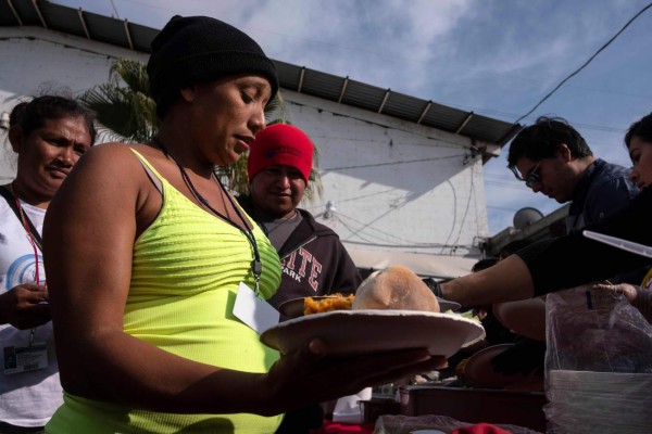 FOTOS: La agridulce celebración de los migrantes en la frontera de México con EEUU