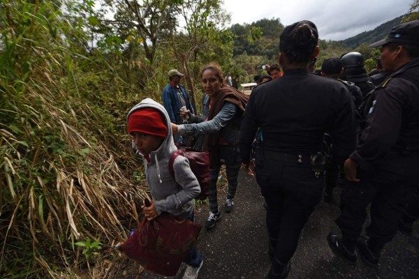 La angustia, el frío y hambre golpean a los migrantes de la caravana en la frontera de Honduras con Guatemala