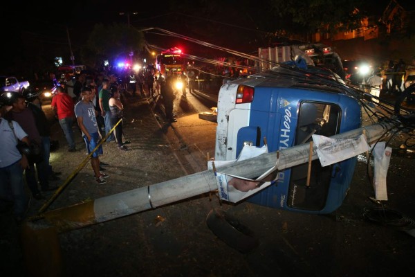 Las imágenes más estremecedoras del accidente en el bulevar FFAA