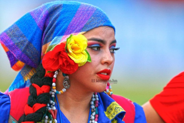 FOTOS: Hermosas chicas presentes en el Olímpico para apoyar a la H ante Chile