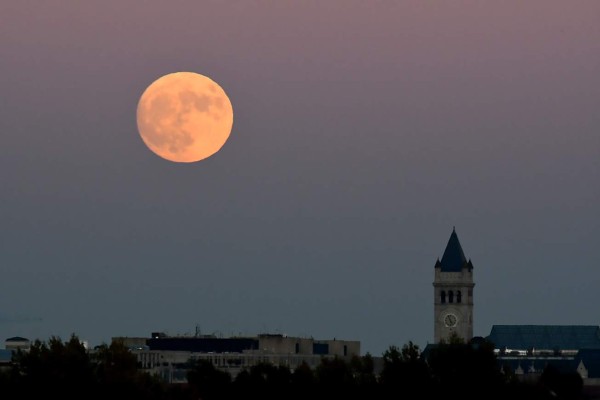 Primeras fotos de la Superluna en diferentes partes del mundo