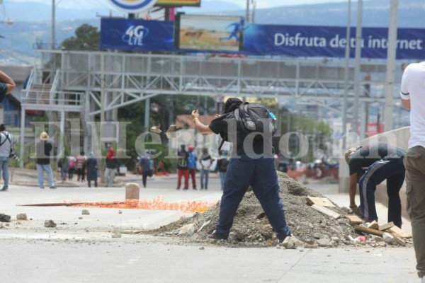 Las imágenes que no viste de la batalla campal entre el MEU y policías