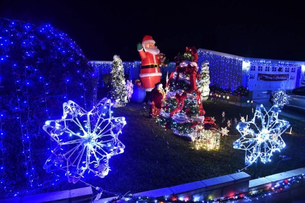 Coloridas luces tratan de darle algo de brillo a una Navidad que será muy distinta