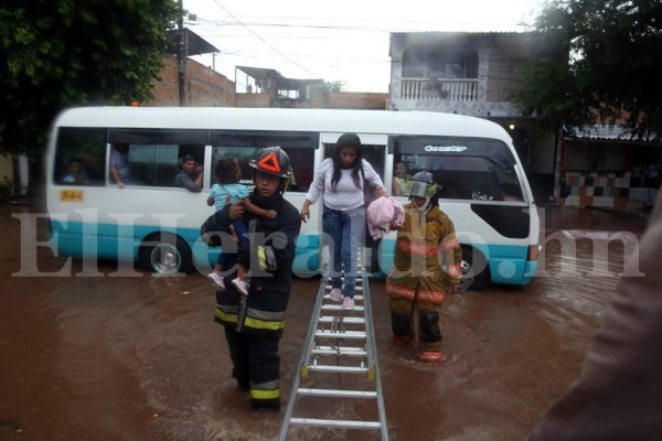 Dramático rescate de pasajeros de bus en la Kennedy tras inundación por lluvias