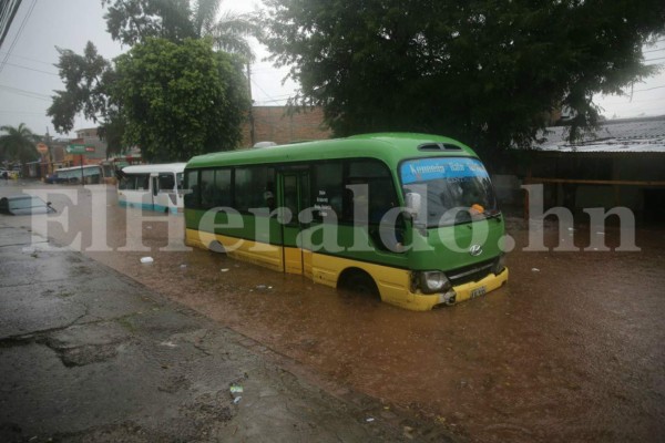 Dramático rescate de pasajeros de bus en la Kennedy tras inundación por lluvias