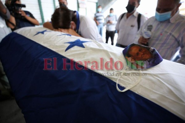 Desconsuelo y llanto en velorio de Chelato Uclés en el Estadio Nacional